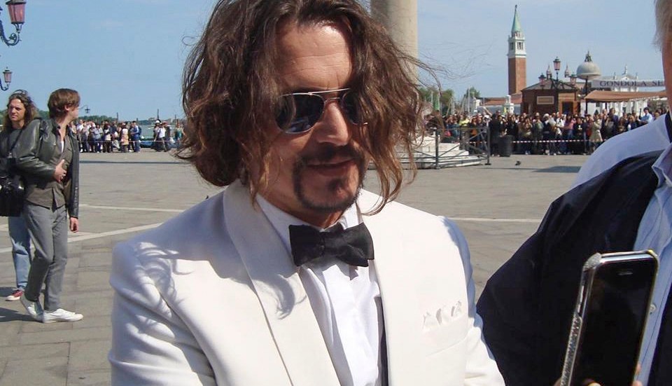 Bland bilderna som räddats ur Mälaren fanns denna på Johnny Depp, som Julie Rostad Bertoft mötte i Venedig.