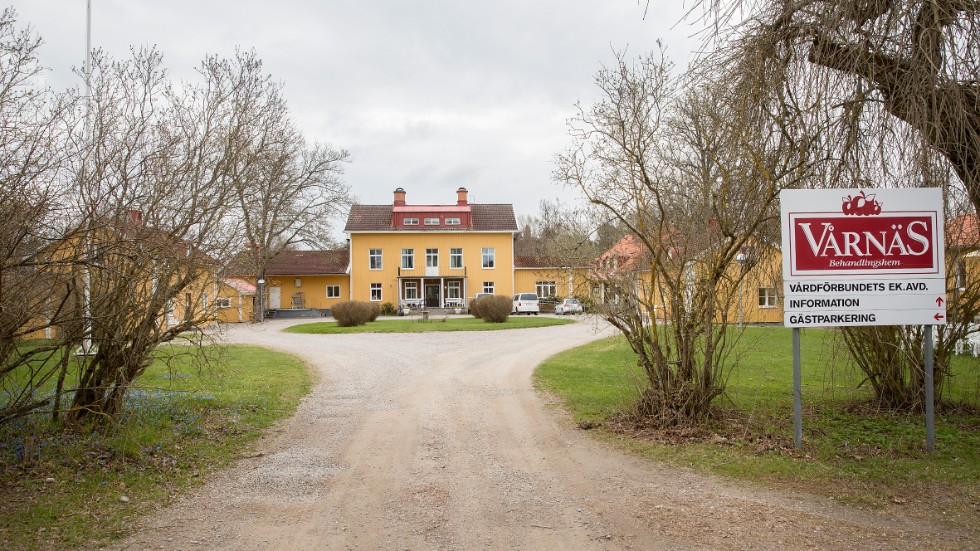 V i Eskilstuna vill säkerställa att kommunen fortsätter med sitt avtal om öppet intag på Vårnäs behandlingshem.