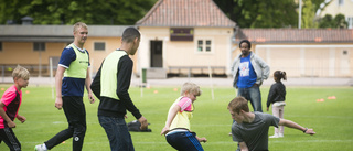 Full fart på fotbollsskola för sommarlovsbarn