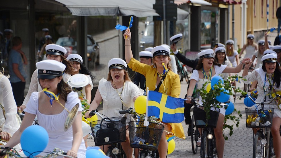 Glada, sjungande och lyckliga studenter intog gatorna i Vimmerby på cykel.