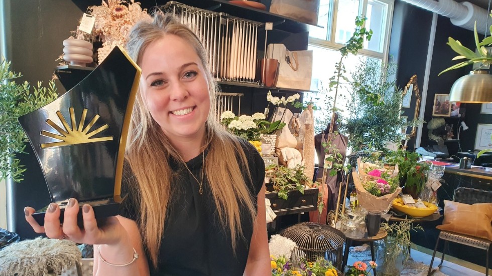 Klara Kågefors, florist från Vimmerby, är van vid priser vid det här laget. Men ändå blev hon överraskad när hon blev Årets Unga Företagare i Kalmar län. "Superkul, och spännande att få representera länet i finalen i Stockholm i höst".