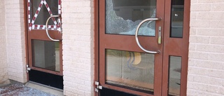 Efter skadegörelse: Nu ska skolans fönster bommas igen