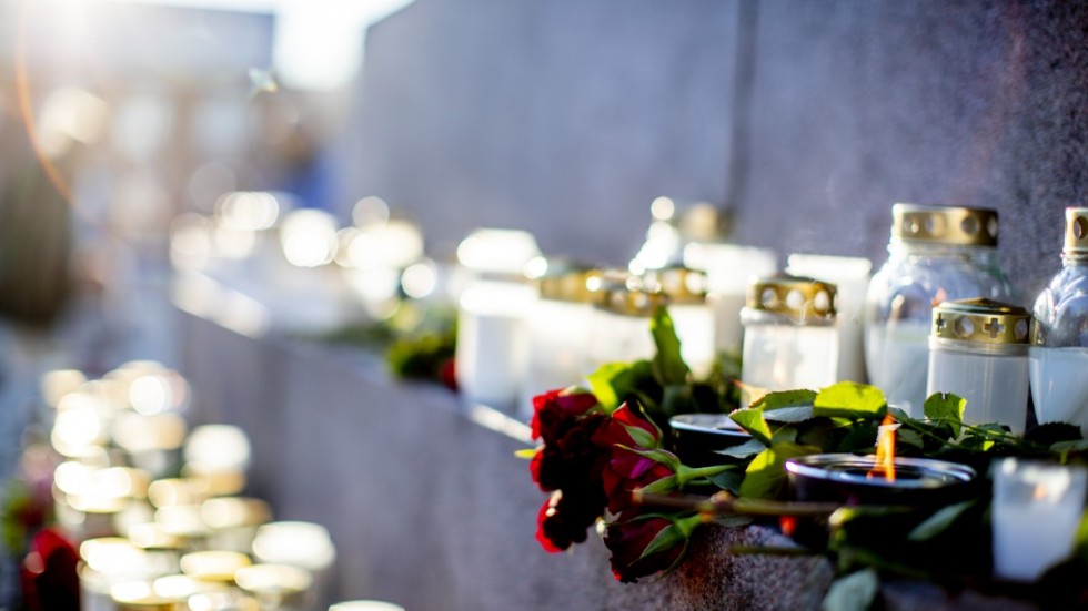 Den 17-åriga flickans död förra året uppmärksammades bland annat med blommor och ljus på torget i Uddevalla. Arkivbild.