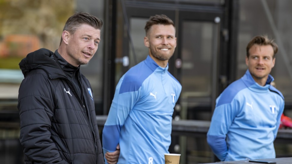 Jon Dahl Tomasson med spelarna Arnor Traustason och Eric Larsson på en pressträff efter träningen.