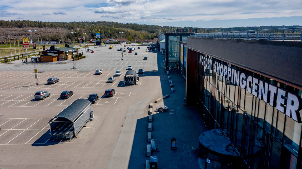 Parkeringen vid Nordby shoppingcenter, utanför Strömstad i Bohuslän, gapar nästan tom under coronavåren.