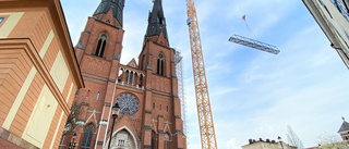 Här lyfts jättebro på plats mellan domkyrkotornen