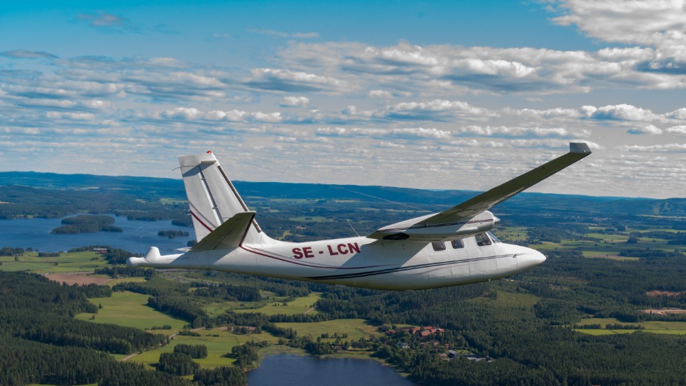 Därför flyger det märkliga planet över länet