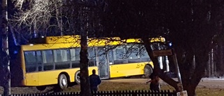 UL-buss hamnade på tvärs över vägbana