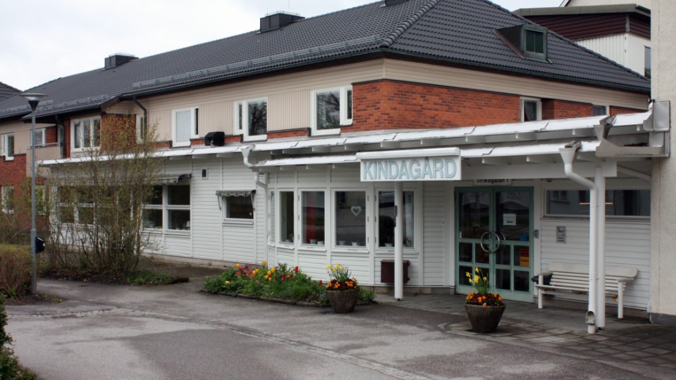 Framtiden för kaféet på Kindagård hänger återigen löst. "Måste veta åt vilket håll vi ska", säger vård- och omsorgsnämndens ordförande Lars Karlsson (L).