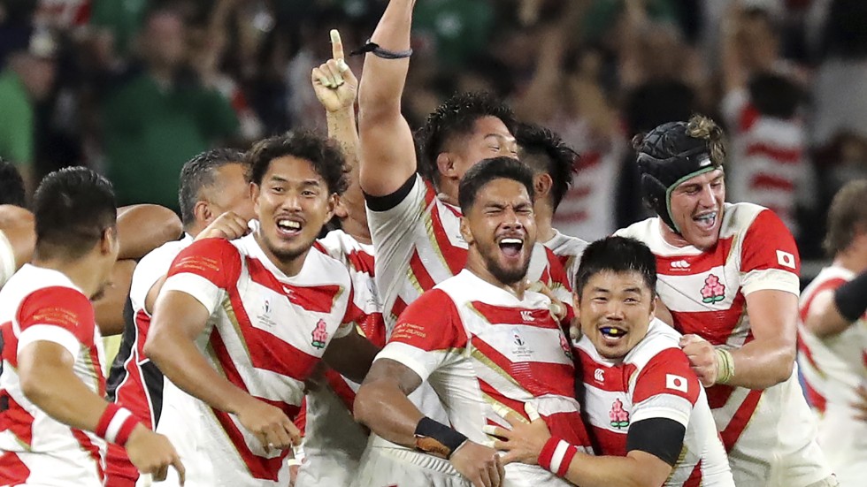 Överlyckliga japanska spelare skriker ut sin glädje efter den överraskande segern över Irland i VM:s gruppspel. Rugby-VM i Japan har hittills varit en stor succé.

