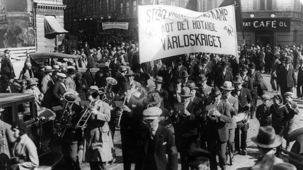 Svenska kommunister förstamajdemonstrerar vid Mynttorget i Gamla Stan i Stockholm, omkring 1935.