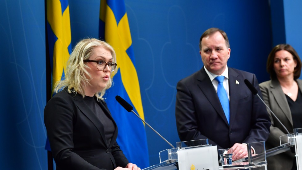 Socialminister Lena Hallengren, statsminister Stefan Löfven och vice statsminister Isabella Lövin vid en tidigare pressträff. Arkivbild.