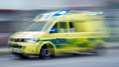 Personbil körde av vägen – två till sjukhus med ambulans