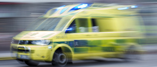 Personbil körde av vägen – två till sjukhus med ambulans