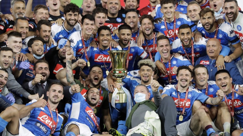 Napoli firar efter att ha besegrat Juventus i cupfinalen.