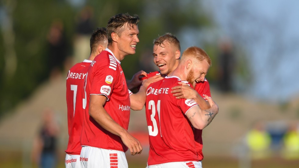 Kalmar firar Nils Frölings (nummer 3) 2–0-mål mot Helsingborg.