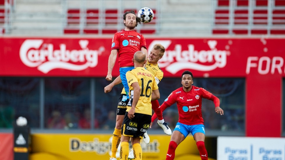 Helsingborgs nyförvärv Mix Diskerud debuterade i 0–0-matchen mot Elfsborg och når här högst i luften.