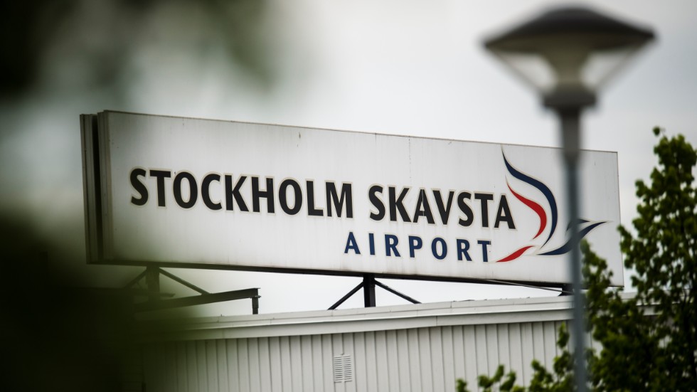 Situationen med Skavsta visar att den här typen av regionala flygplatser står på skakig grund och försätter kommunen i underläge gentemot lågprisflyget.