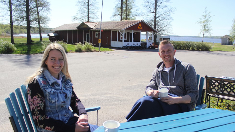 Erica Hammarlund och Rickard Hägglund har inlett sin första campingsäsong. "Vi ångrar oss inte en sekund, utan hoppas att svenskarna ska vilja turista hemma", säger paret om coronasituationen.