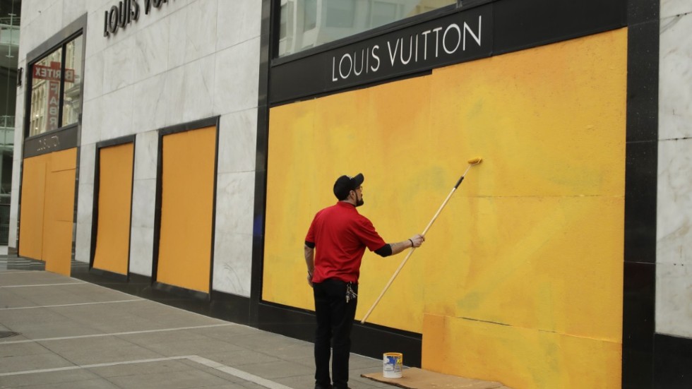 Lyxmärken som Louis Vuitton drabbas också i högsta av coronapandemin. På bilden en nedstängd butik San Francisco.
