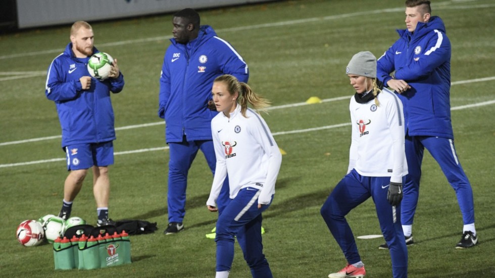 Magdalena Eriksson, i vitt till vänster, är lagkapten i Chelsea. Arkivbild.