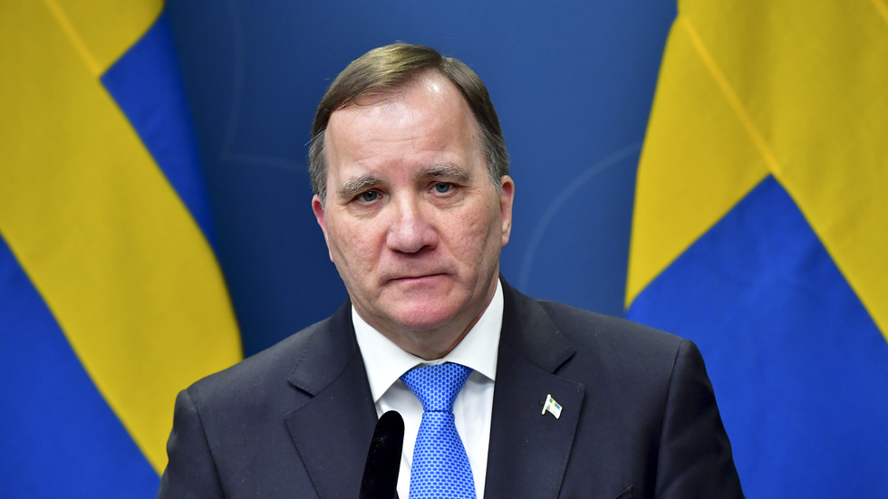  EU-flaggan har förvunnit från regeringens presskonferenser och alla statsråd bär plötsligt en svensk flagga på rockuppslaget.