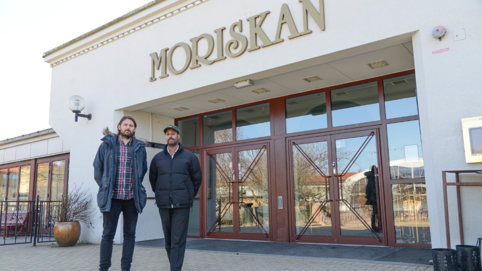 Johann Bjarnason och Babiker Malik utanför ett stängt Moriska paviljongen i Folkets Park i Malmö. Nu hoppas man att vården ska ta emot deras anställda.