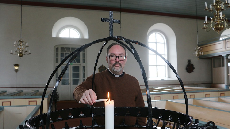 Kyrkoherde Mikael Eriksson tänder ett ljus, och berättar att Aspelands pastorat tar tekniken till hjälp. Genom att begravningar och bröllop streamas på nätet kan man undvika att folk reser.
