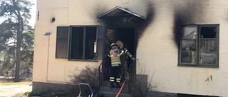 Lägenhet förstörd i brand – man greps