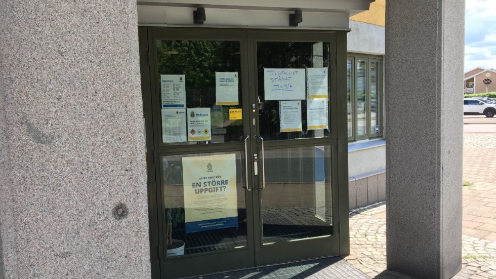 En skylt på dörren förkunnar att polisstationen är stängd för besökare under tisdagen. I väntan på att bombskyddet från Malmö ska komma och hämta den inlämnade dynamiten.