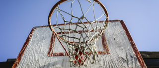 Protester gav skola basketkorgar åter