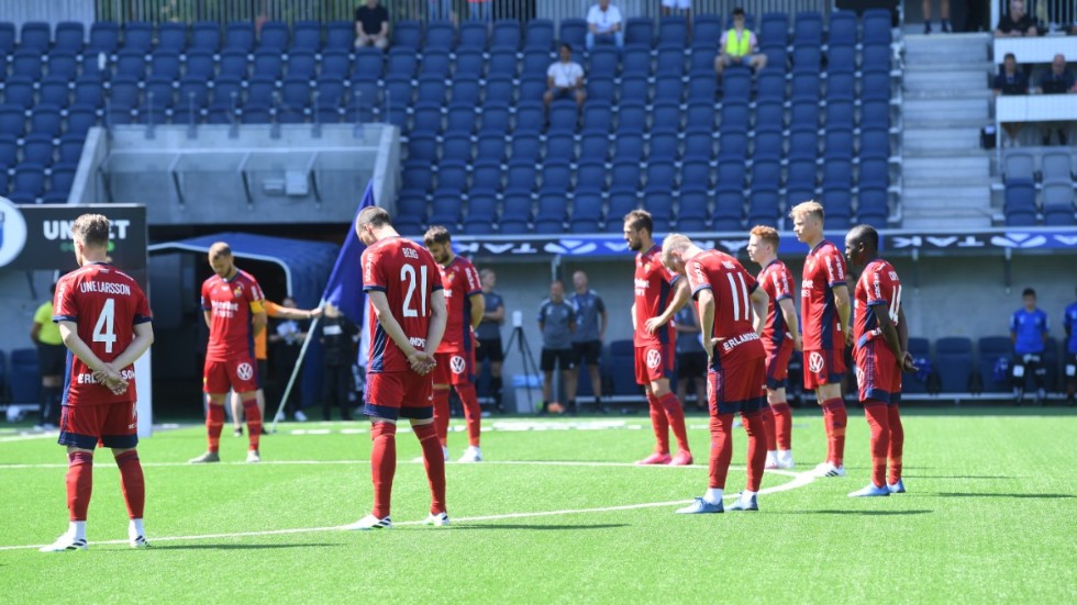 Djurgårdens spelare under den tysta minuten inför matchen mot Sirius.