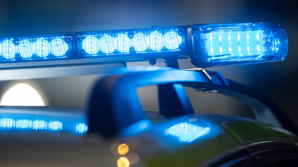 En man i Nynäshamn fick föras till sjukhus efter att ha blivit skjuten av polis. Arkivbild.
