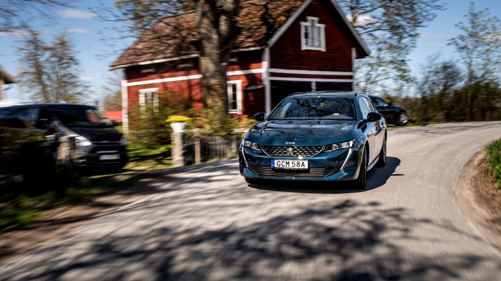 Laddhybridversionen av nya Peugeot 508 har ungefär samma räckvidd och utsläpp som ärkerivalerna från Kia och Volkswagen. 508 finns även som femdörrars halvkombi.