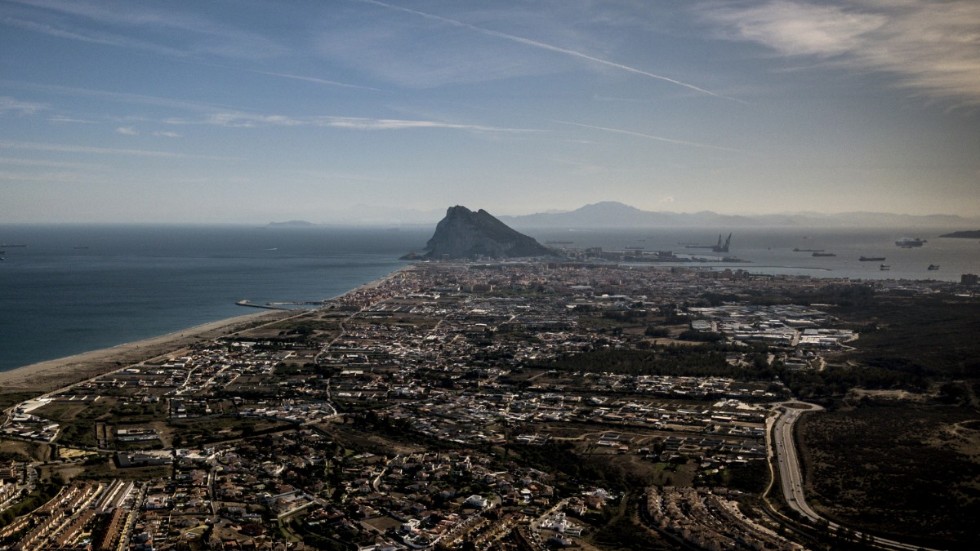 Gibraltars klippa, sedd från den spanska staden La Línea. Arkivbild från oktober 2019.