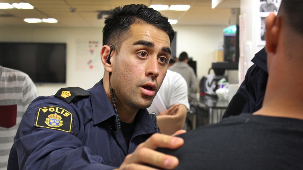 Mustafa Panshiri hann jobba som polis i tre år ianna han blev en än mer handfast integrationspersonlig rådgivare. 