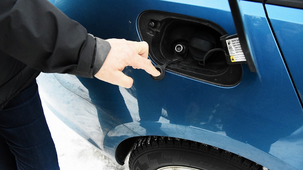 Vid besök i Boden eller Skellefteå kan bilen tankas med biogas, men skribenten undrar varför prisskillnaden är så stor.