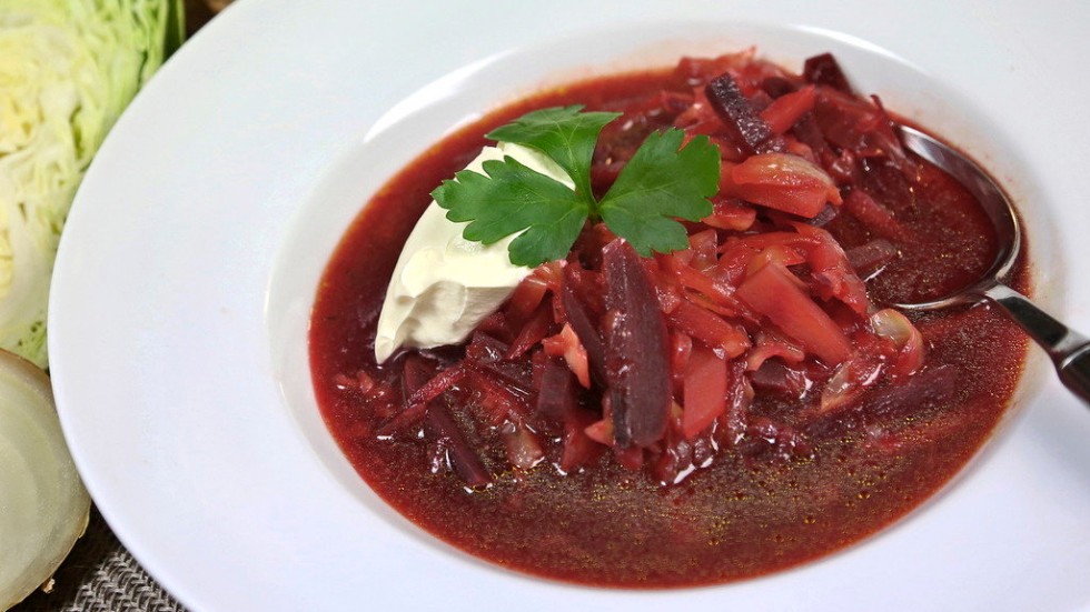 Ilsket röd rödbetssoppa är en god grön variant med krispiga grönsaker.