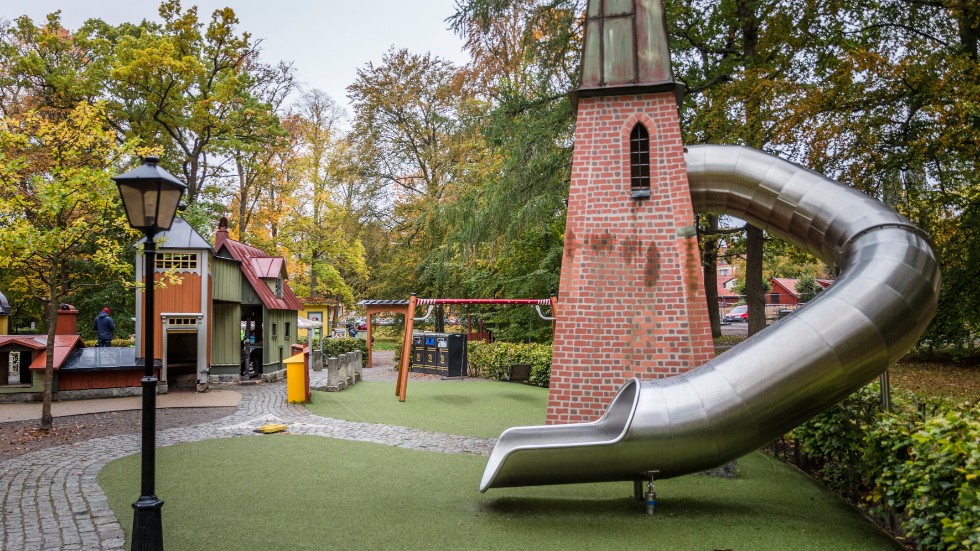 I Engelska parken i Uppsala finns Pelle Svanslös lekplats, som signaturen "Pia" uppmanar politkerna att besöka för att se hur man kan göra det trivsamt för sina invånare och piffa upp Nyköping. 
