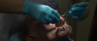 Fick ingen tid hos tandläkare – svullnade i halsen – slutade med operation