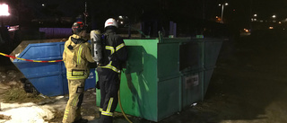 Brand i container bakom butik