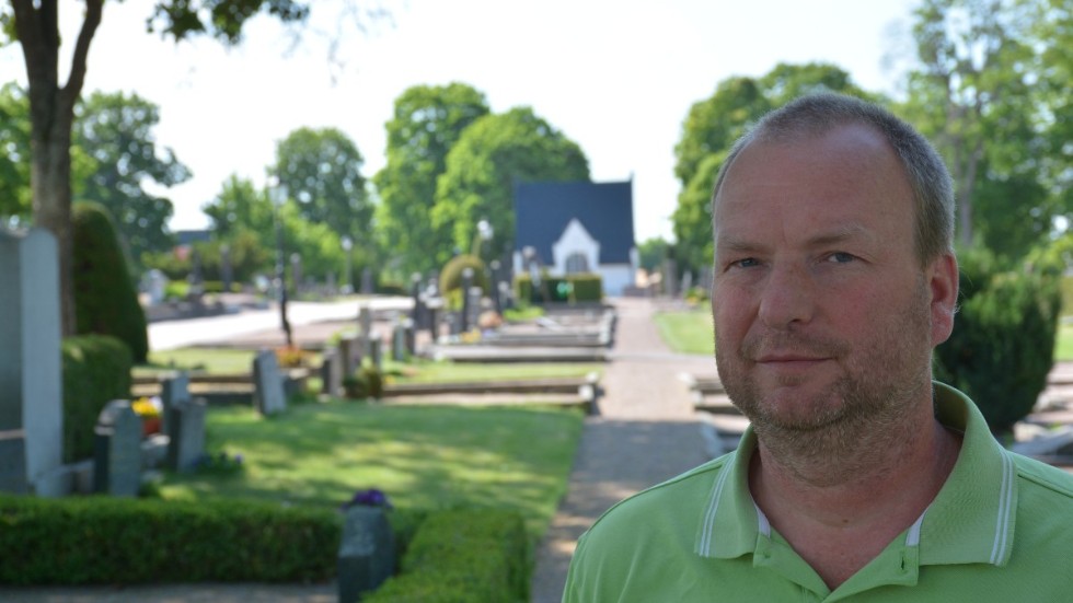 Mattias Kessén, kyrkogårdsansvarig, beklagar att besökare störts av bullret från lövblåsare inför allhelgona. "Det är en synpunkt vi tar med oss".