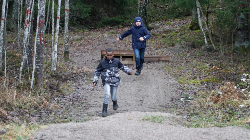 Yahja Mohamed Abdirahman och Hugo Snellman, som går i årskurs 3 på Vasaskolan, bidrar till kommunens barnkarta som visar häftiga ställen att leka eller hänga på. Här brukar de cykla med sina mountainbikes, och det vill de tipsa andra barn om.