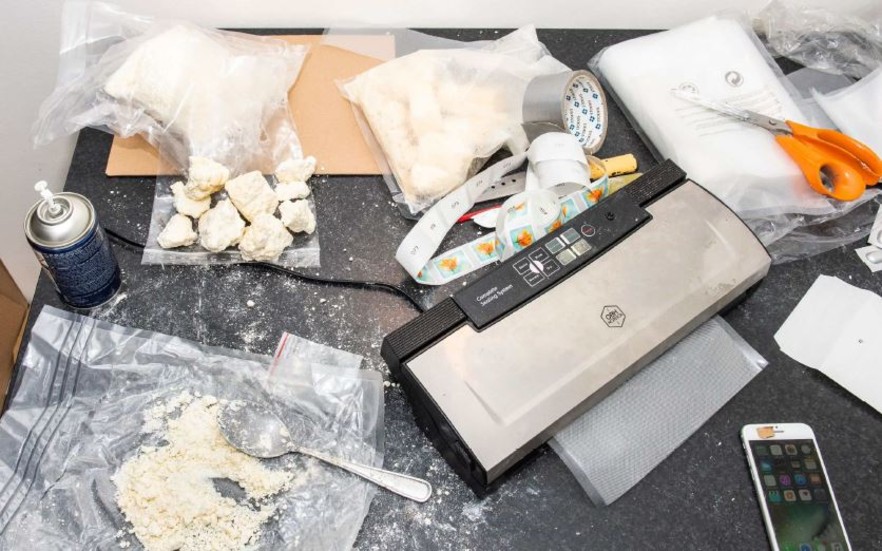 Narkotika och förpackningsmaterial fanns i en av lägenheterna vid polisens tillslag.