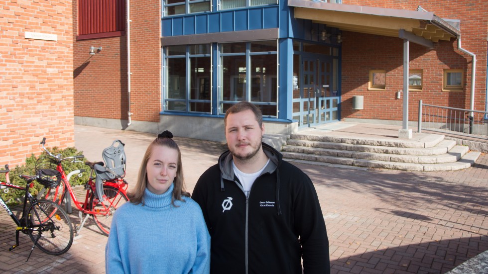 D-huset har dömts ut på grund av fukt- och mögelskador, det innebär färre platser där studenterna kan plugga tillsammans konstaterar Amanda Halvarsson och Oscar Eriksson.