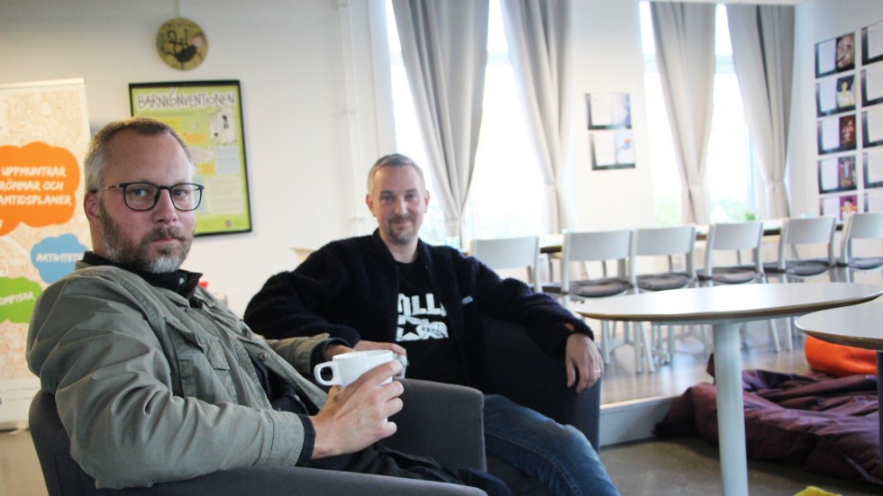 Barndomsvännerna Johan Blomgren och Fredrik Johansson har nu bildat Humorgruppen Roliga timmen och utmanar sig själva med att sätta upp en klassisk nummerrevy.