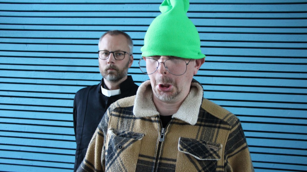 Revy i 70-talsanda. Fredrik Johansson gör här sin gubbe "Nuppe" som söker hjälp hos prästen, spelad av Johan Blomgren.