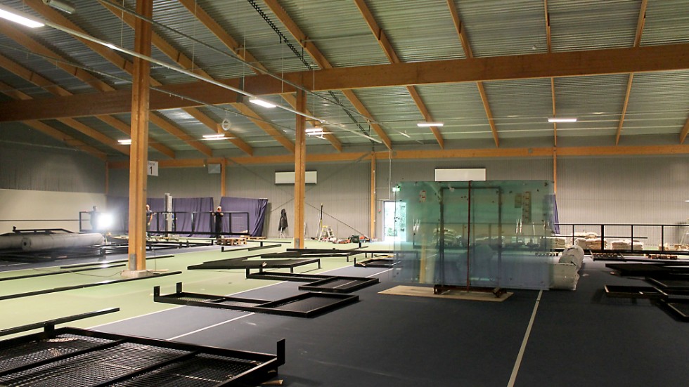 Två inomhusbanor för tennis görs om för att rymma två padelbanor, två banor för pickleball och två fast ytor för bordtennis. Klart i slutet av september.