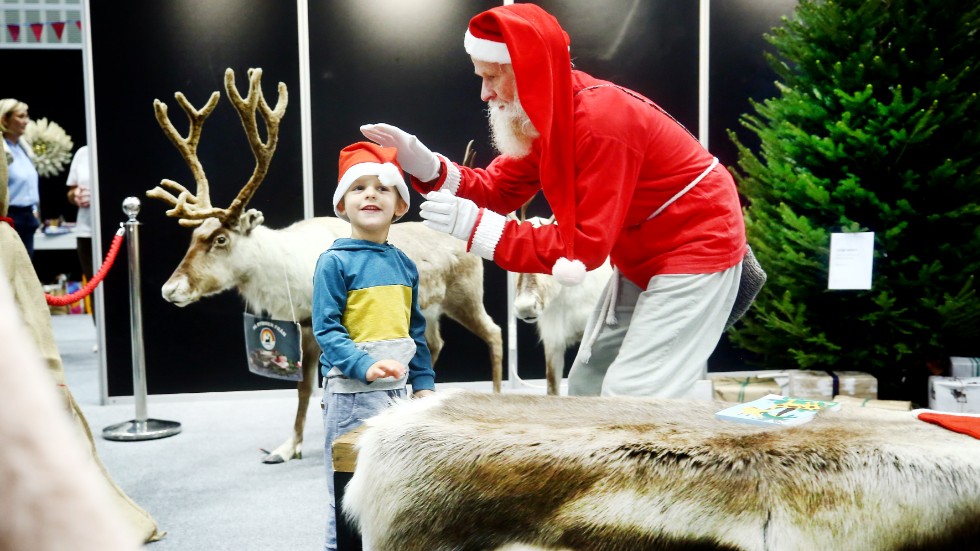 – Jag önskar mig en Monster buster i julklapp, som man fångar monster med, säger Oliver Ejendal, 3,5 år från Eskilstuna, när han träffar Tomten på Bomässan.