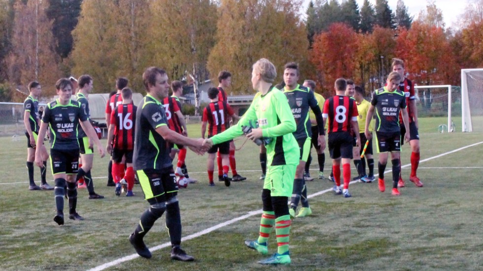 Tack för i år. Mikael Jannok tackar Sävastmålvakten Albin Runelöv efter matchen.